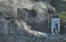 أحد المباني المدمرة في باخموت جراء المعارك العنيفة بين الجيش الروسية والقوات الأوكرانية. 26/04/2023
