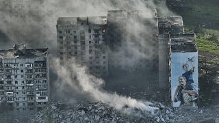 أحد المباني المدمرة في باخموت جراء المعارك العنيفة بين الجيش الروسية والقوات الأوكرانية. 26/04/2023