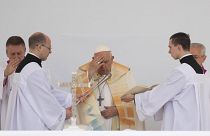 Ferenc pápa a mise közben