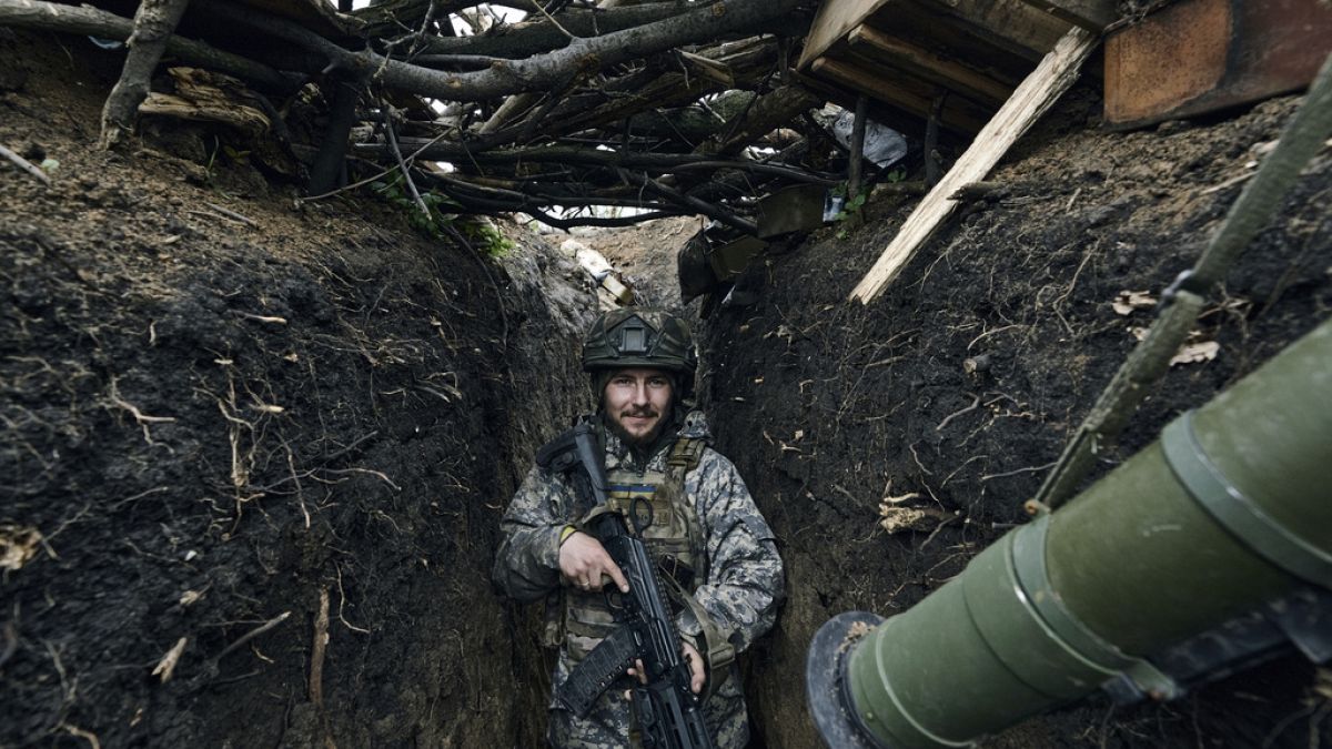 Un soldat ukrainien dans une tranchée à Avdiivka, Ukraine, le 28 avril 2023 