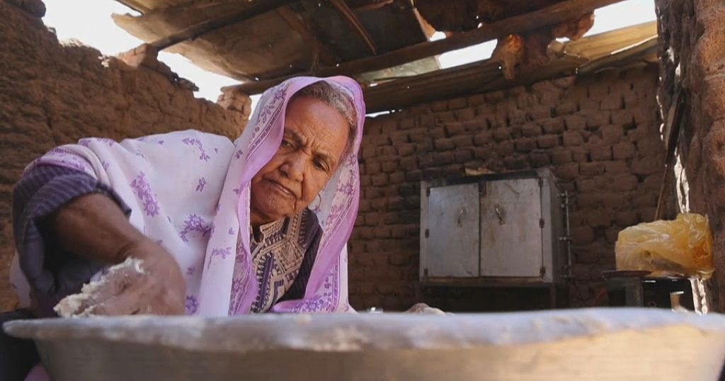 Sudan: Edlerly woman in border town with Egypt shares bread with displaced people