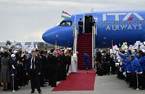 Le Pape François au pied de l'avion qui doit le mener à Rome, Budapest, le 30 avril 2023
