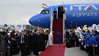 Le Pape François au pied de l'avion qui doit le mener à Rome, Budapest, le 30 avril 2023