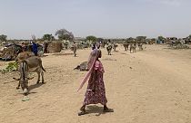 اللاجئون الفارون من الصراع في السودان في قرية كفرون، بالقرب من الحدود التشادية السودانية، الخميس 27 أبريل/ نيسان 2023.