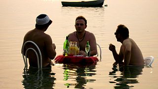 A Preszpa-tó melletti Ohridi-tóban hűsölő helyiek a kánikulában