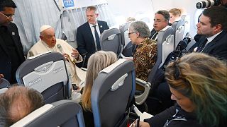 البابا فرانسيس خلال رحلة العودة من المجر إلى الفاتيكان 30/04/2023