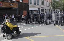 Ein Rollstuhlfahrer steht bei einer Demonstration im französischen Lille Einsatzkräften gegenüber (Aufnahme vom 13. April 23)
