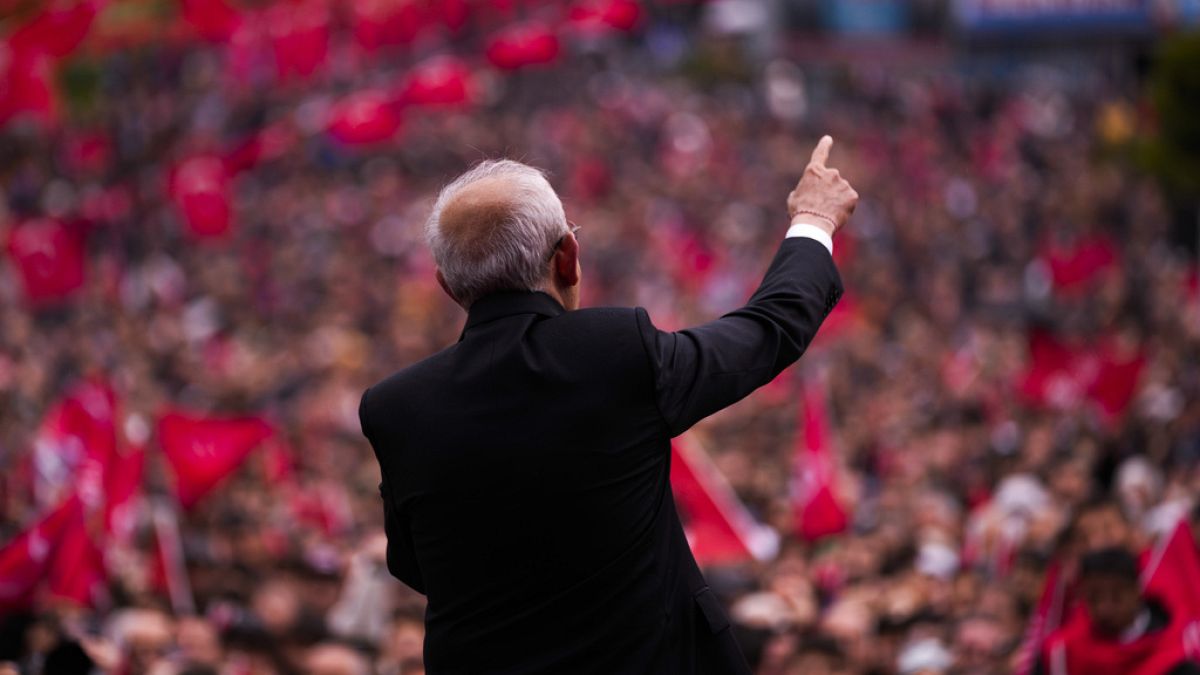 Kemal Kılıçdaroğlu egy kampányrendezvényen beszél