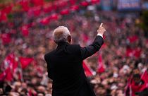 Kemal Kılıçdaroğlu egy kampányrendezvényen beszél