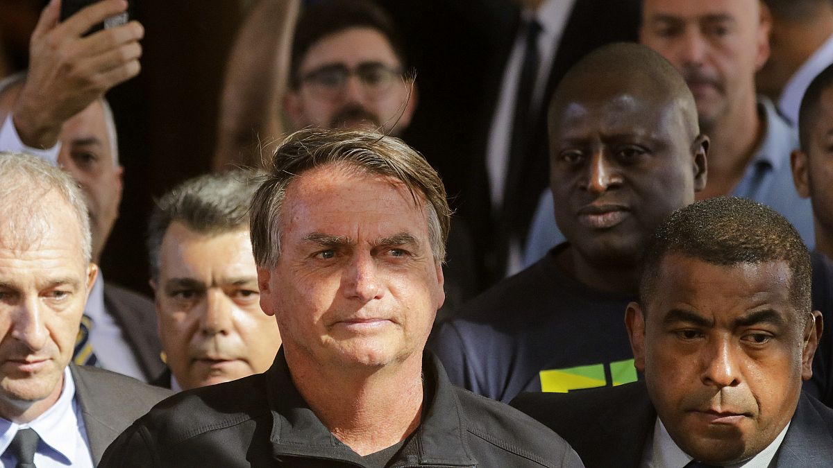 Archivo: El expresidente de Brasil Jair Bolsonaro, en el centro, frente a la sede del Partido Liberal en Brasilia, Brasil, el jueves 30 de marzo de 2023.