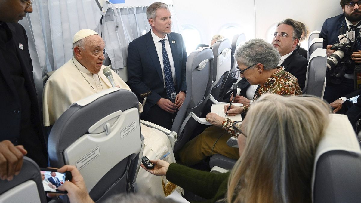 Papa Francisco fala com jornalistas na viagem de regresso da Hungria