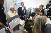 Le pape François rencontre les journalistes lors d'une conférence de presse à bord de l'avion en direction de Rome, à l'issue de sa visite en Hongrie, dimanche 30 avril 2023