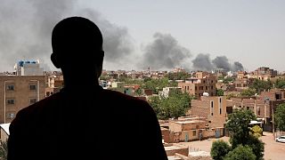 بلند شدن دود ناشی از درگیری‌ها در خرطوم، پایتخت سودان