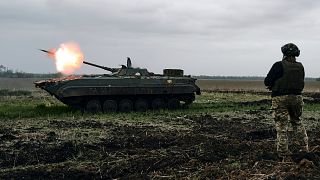 Um tanque ucraniano dispara contra posições russas perto de Adviika, região de Donetsk