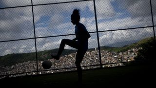 Brésil : une ONG initie des jeunes filles de favelas au football