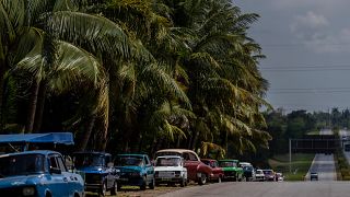 Küba'da benzin kuyruğunda bekleyen araçlar