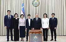 Der usbekischen Präsidenten Schawkat Mirzijojew, dritter von rechts, und seine Familie posieren für ein Foto in einem Wahllokal in Taschkent während des Referendums.