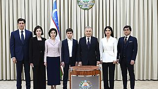 Der usbekischen Präsidenten Schawkat Mirzijojew, dritter von rechts, und seine Familie posieren für ein Foto in einem Wahllokal in Taschkent während des Referendums.