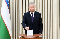 Savkat Mirzijojev elnök leadja szavazatát az Üzbegisztánban 2023. április 30-án tartott referendumon
