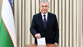 Savkat Mirzijojev elnök leadja szavazatát az Üzbegisztánban 2023. április 30-án tartott referendumon