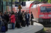 انتظار مسافران در یک ایستگاه راه‌آهن برلین