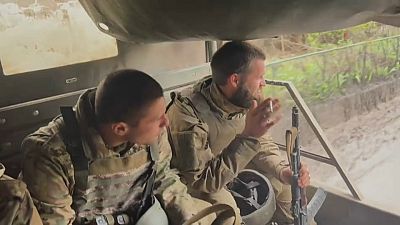 جنود أوكرانيون في آليتهم