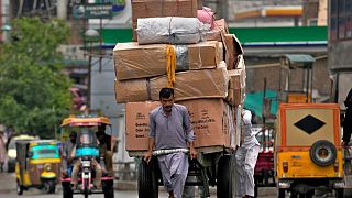 عامل يسحب عربة في يوم العمال العالمي في روالبندي، باكستان، يوم الاثنين 1 مايو 2023.