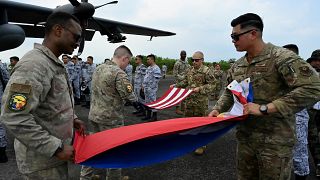 جندي أمريكي وآخر فيلبيني يلفان علم الولايات المتحدة والفلبين خلال تدريبات عسكرية مشتركة. 2023/04/23