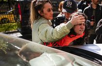 Una mujer es detenida mientras marcha con otros sindicalistas durante las celebraciones del Día del Trabajo en Estambul, Turquía, lunes 1 de mayo de 2023.