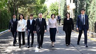 الرئيس الأوزبكي شوكت ميرزيوييف (وسط) مع أسرته خلال زيارة إلى مركز اقتراع في طشقند مع عائلته. 2023/04/30