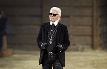 Karl Lagerfeld a Metiers d'Art divatbemutató után Dallasban 2013 decemberében 