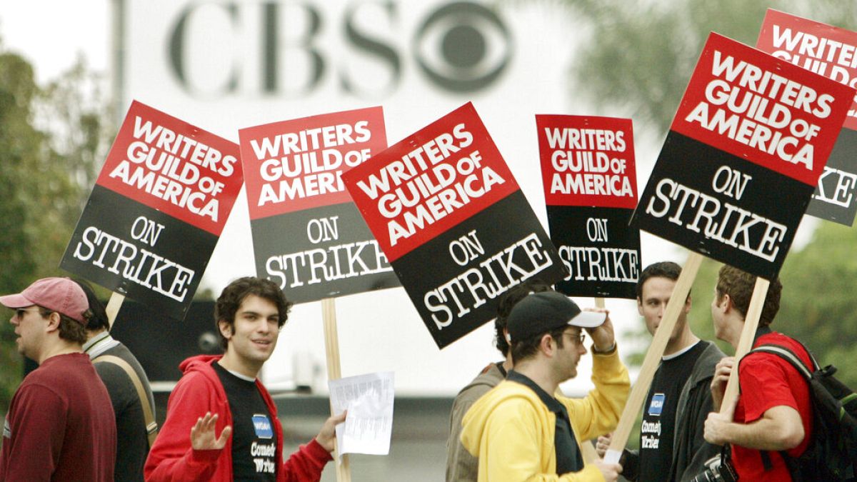   صورة من الارشيف- مسيرة احتجاجية خارج مدخل مدينة سي بي إس التلفزيونية في لوس أنجليس حيث أضرب كتاب السينما والتلفزيون-  5 نوفمبر 2007