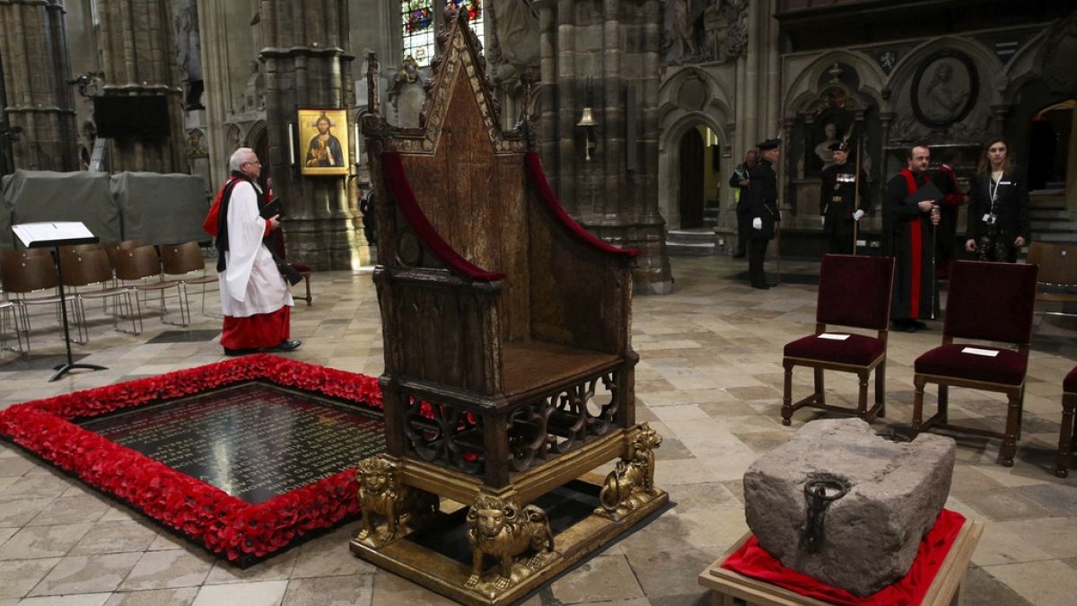 Szent Eduárd széke és a Sors Köve az Ismeretlen Katona Sírjánál várják, hogy betöltsék végzetüket 