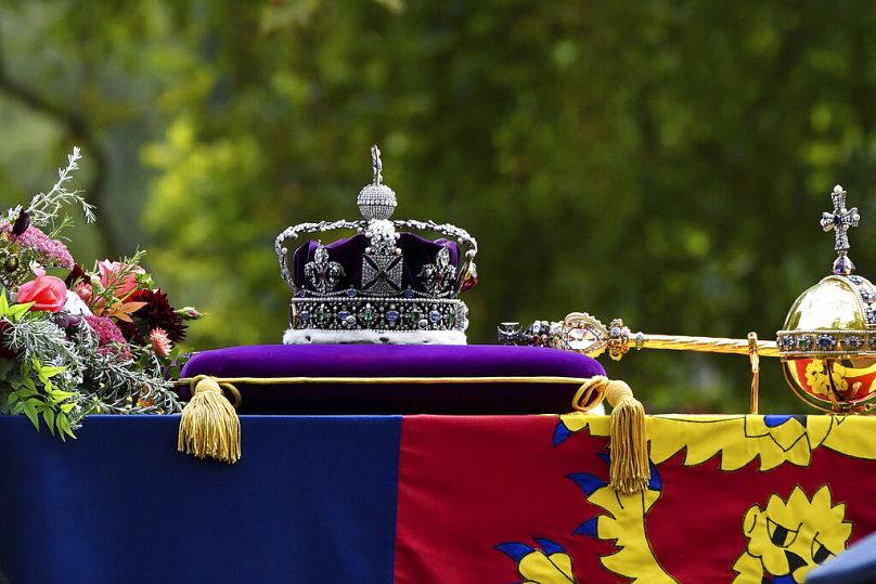 A birodalmi állami korona Erzsébet királynő koporsóján
