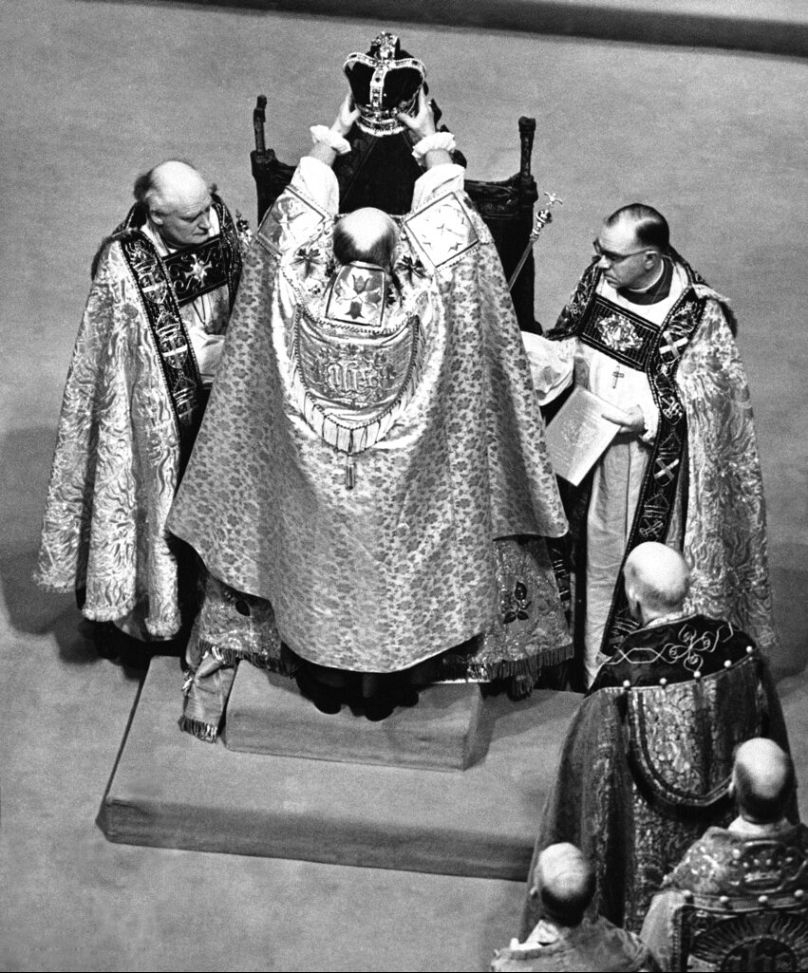 A canterburyi érsek tartja Szent Eduárd koronáját II Erzsébet királynő feje fölött
