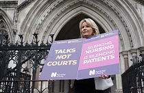  الأمينة العامة للمعهد الملكي للتمريض، بات كالن، تنضم  إلى الممرضين خارج المحكمة العليا في  لندن، الخميس 27 أبريل، 2023.