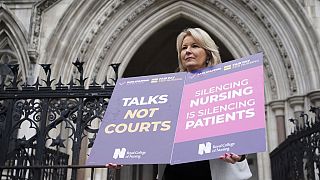  الأمينة العامة للمعهد الملكي للتمريض، بات كالن، تنضم  إلى الممرضين خارج المحكمة العليا في  لندن، الخميس 27 أبريل، 2023.