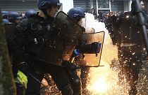 Enfrentamientos entre manifestantes y policías, este 1 de mayo, en París (Francia).