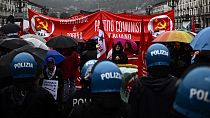 متظاهرون يواجهون شرطة مكافحة الشغب خلال مظاهرة بمناسبة يوم العمال العالمي، في تورينو، إيطاليا، 1 مايو 2023.