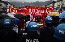 متظاهرون يواجهون شرطة مكافحة الشغب خلال مظاهرة بمناسبة يوم العمال العالمي، في تورينو، إيطاليا، 1 مايو 2023.