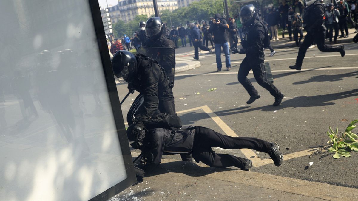 Paris'teki gösterilerde şiddet olayları yaşandı