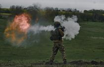 Gránátvetővel gyakorlatozik egy ukrán katona a donyecki Vuhledárban 2023. május 1-jén