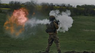 Un soldado ucraniano dispara un RPG durante su entrenamiento en las posiciones de primera línea cerca de Vuhledar, región de Donetsk, Ucrania, lunes 1 de mayo de 2023.