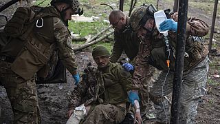 Ukrainische Soldaten leisten erste Hilfe in Bachmut, Ukraine, 12. April 2023