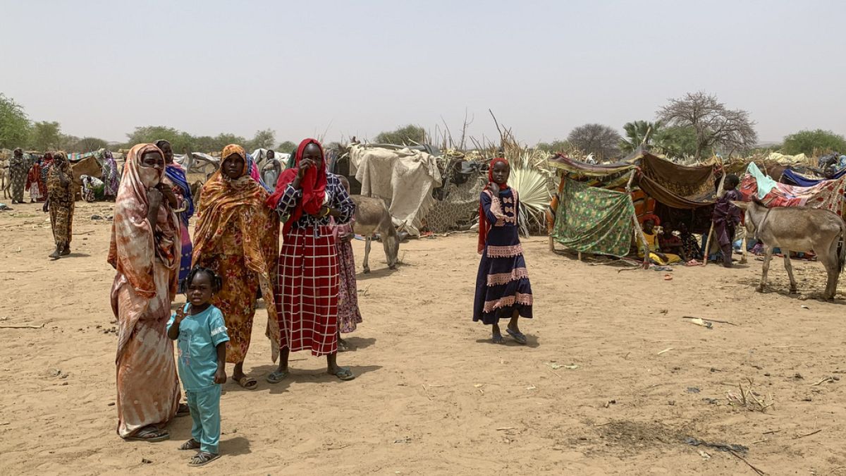 Refugiados sudaneses junto da fronteira com o Chade. Milhares de pessoas fugiram do Sudão desde 15 de abril