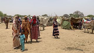 Refugiados sudaneses junto da fronteira com o Chade. Milhares de pessoas fugiram do Sudão desde 15 de abril