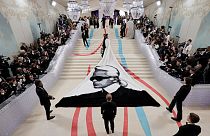 Jeremy Pope, a la izquierda, y Olivier Rousteing en la MET gala 2023 con un vestido con el rostro del diseñador Karl Lagerfeld.
