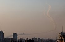 Humo en el cielo tras el lanzamiento de cohetes desde Gaza a Israel después de la muerte del líder palestino Khader Adnane, en huelga de hambre tras ser detenido por Israel