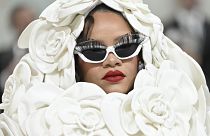 Рианна в очках из коллекции Карла Лагерфельда для Chanel 1993 года