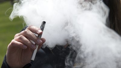 شخص يدخن سيجارة جوول الإلكترونية في أوكلاند، كاليفورنيا. 2018/05/16